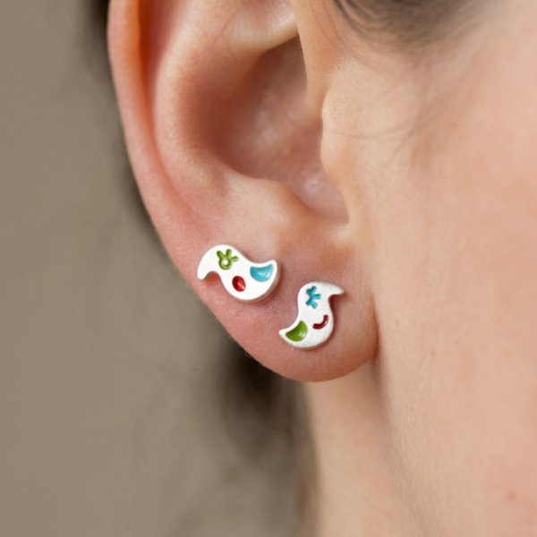 dwa kolczyki ptaszki w uchu m